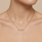 Collier en or rose 18k pendentif barrette sertie, pierres mobiles - bijou porté par une mannequin