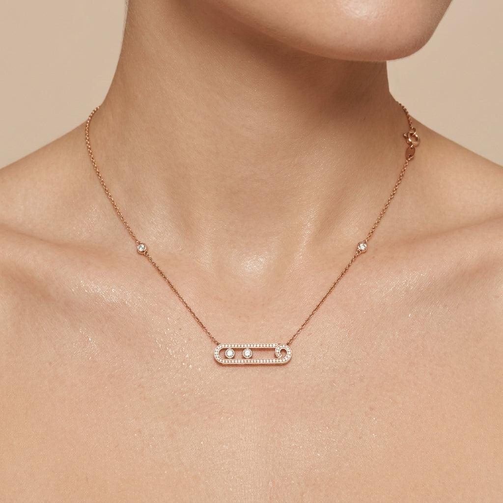 Collier en or rose 18k pendentif barrette sertie, pierres mobiles - bijou porté par une mannequin