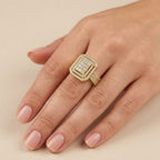 Bague en or jaune 18k chaton rectangulaire pavé, anneau serti - bijou porté par une mannequin