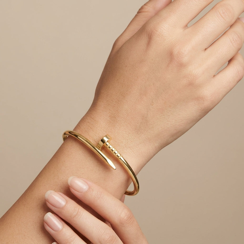 Bracelet jonc clou en or jaune 18k - bijou porté par une mannequin