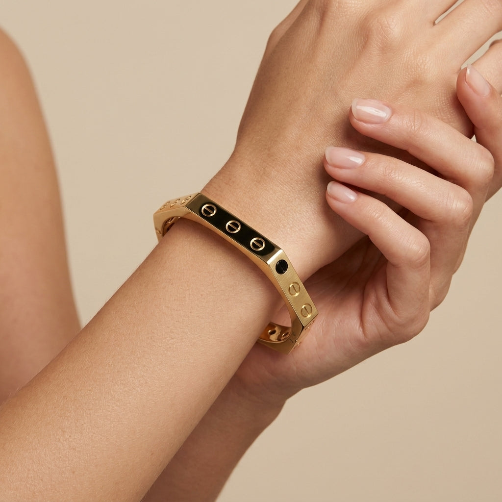 Bracelet jonc vis en or jaune 18k - bijou porté par une mannequin
