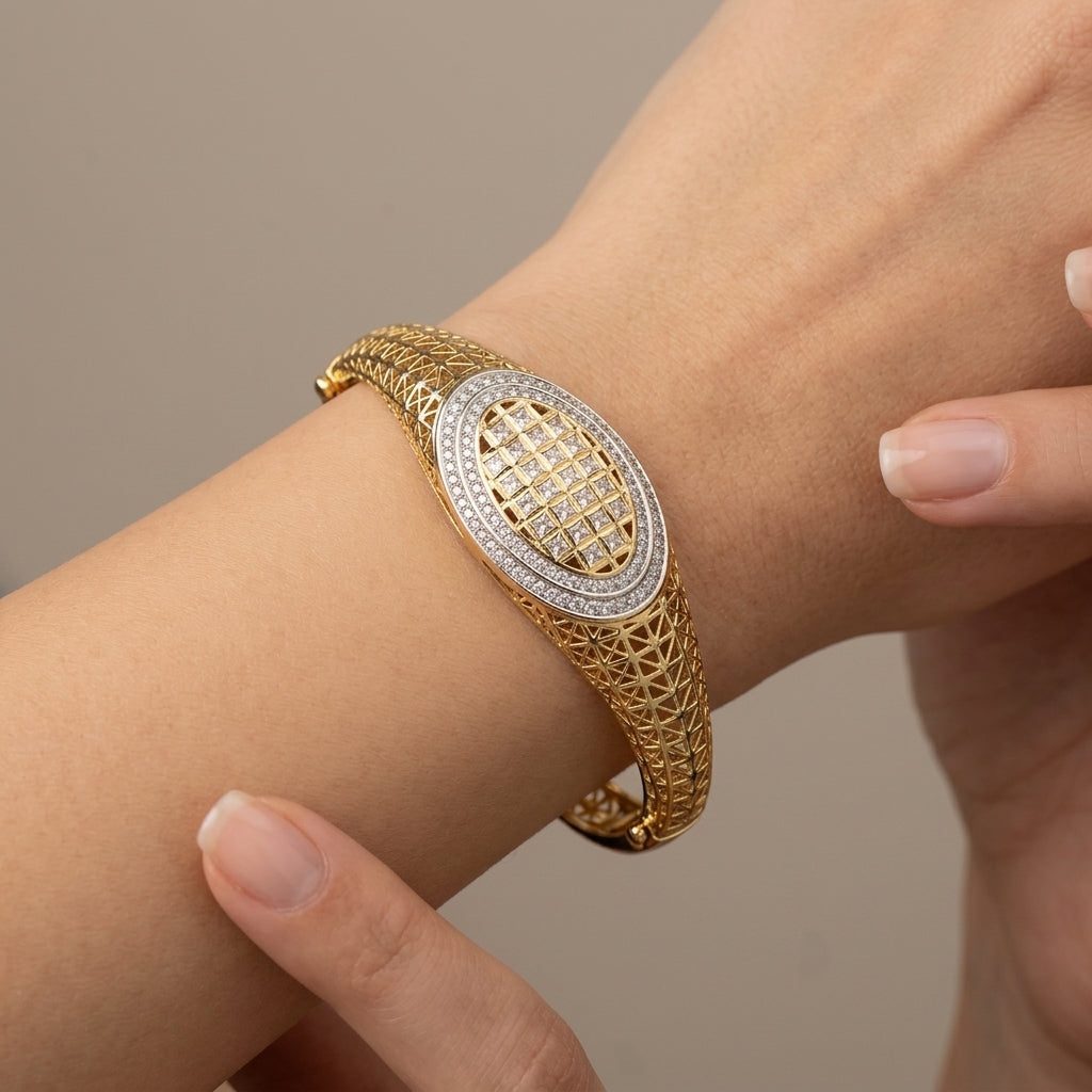 Bracelet jonc bombé en or jaune 18k plaque ovale sertie de pierres - bijou porté par une mannequin