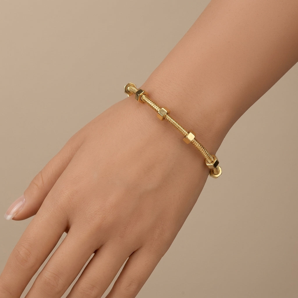 Bracelet jonc écrou en or jaune 18k - bijou porté par une mannequin