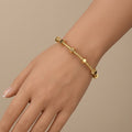 Bracelet jonc écrou en or jaune 18k - bijou porté par une mannequin