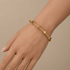 Bracelet jonc écrou en or jaune 18k - bijou porté par une mannequin