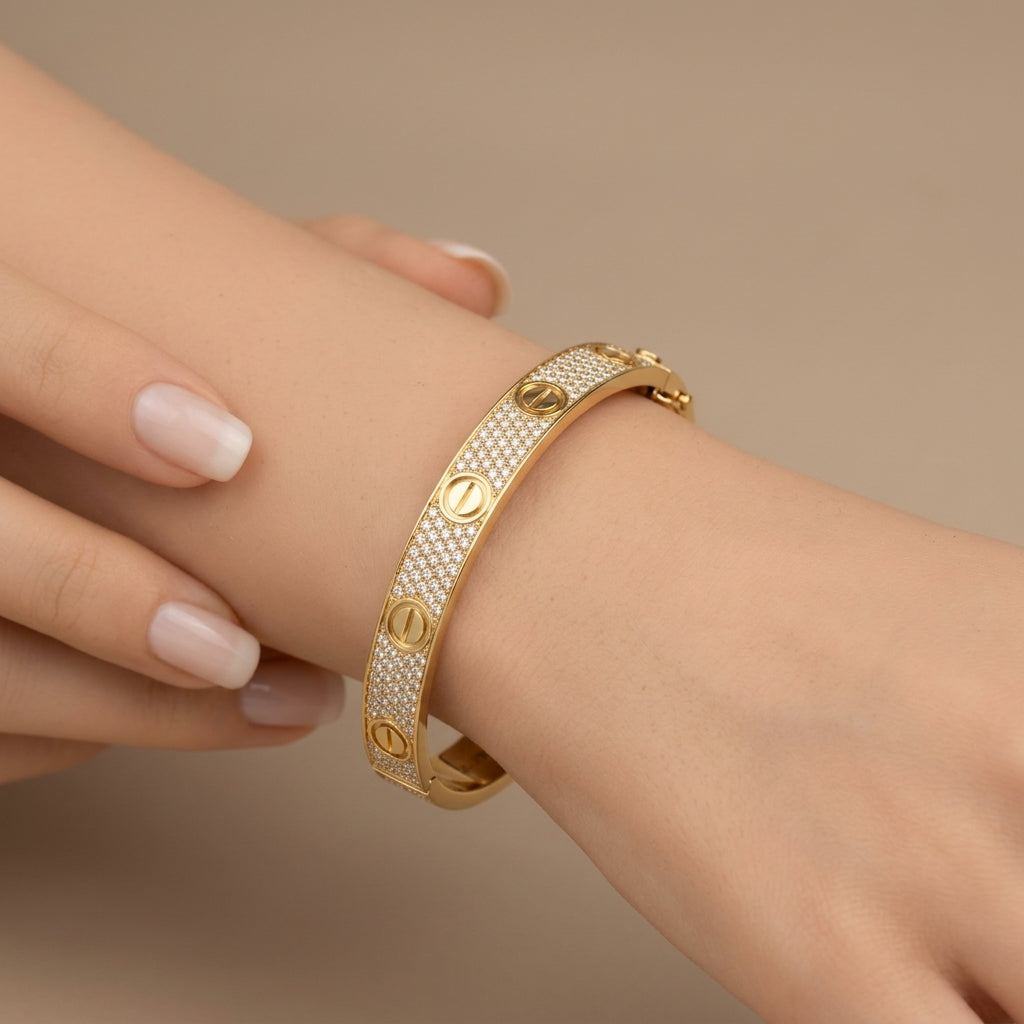Bracelet jonc vis en or jaune 18k pavé de pierres - bijou porté par une mannequin