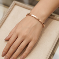 Bracelet Jonc Or Rose - Motif Zigzag — présenté sur mannequin