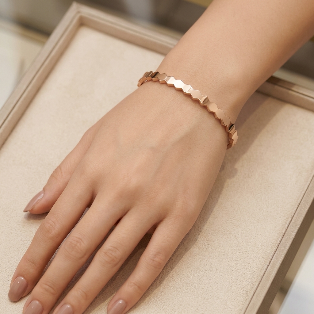 Bracelet Jonc Or Rose - Motif Zigzag — présenté sur mannequin