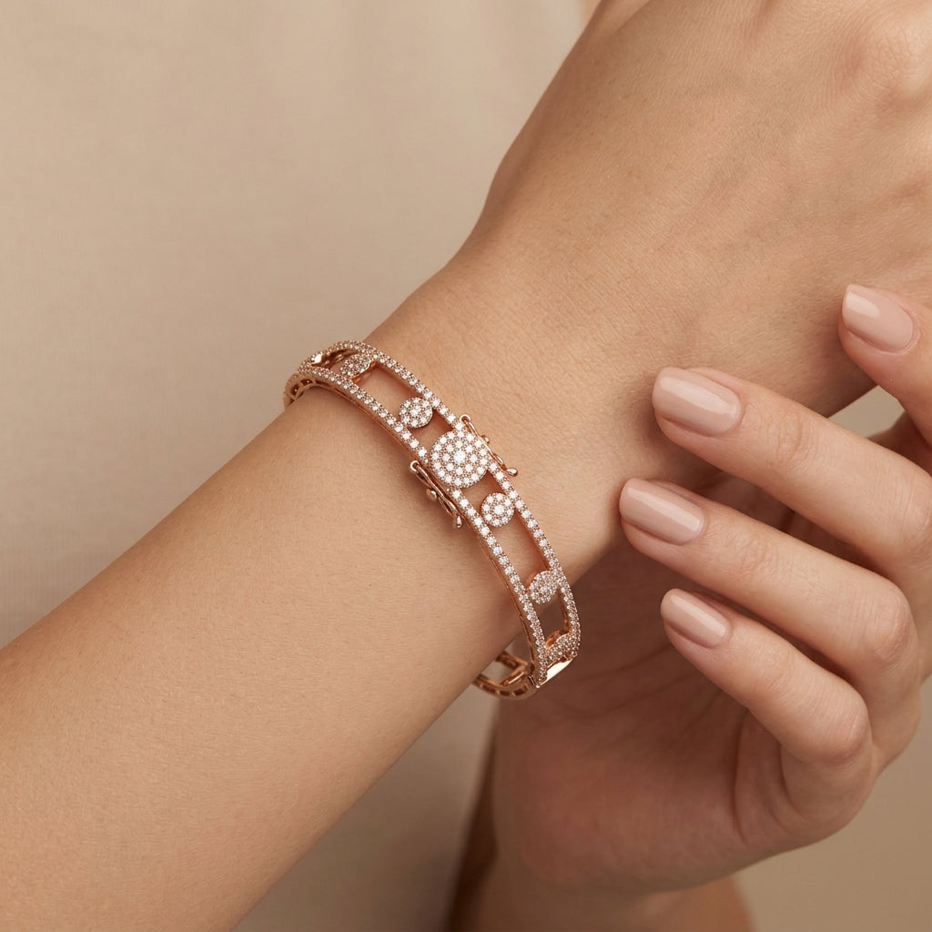 Bracelet jonc en or rose 18k pavé de pierres, motifs ronds - bijou porté par une mannequin