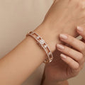 Bracelet jonc en or rose 18k pavé de pierres, motifs ronds - bijou porté par une mannequin