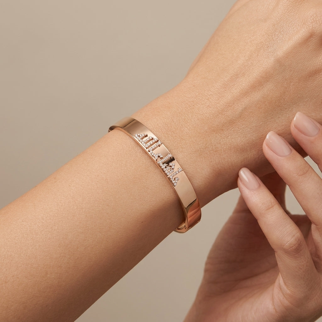 Bracelet jonc en or rose 18k gravé « Macha Allah » serti - bijou porté par une mannequin