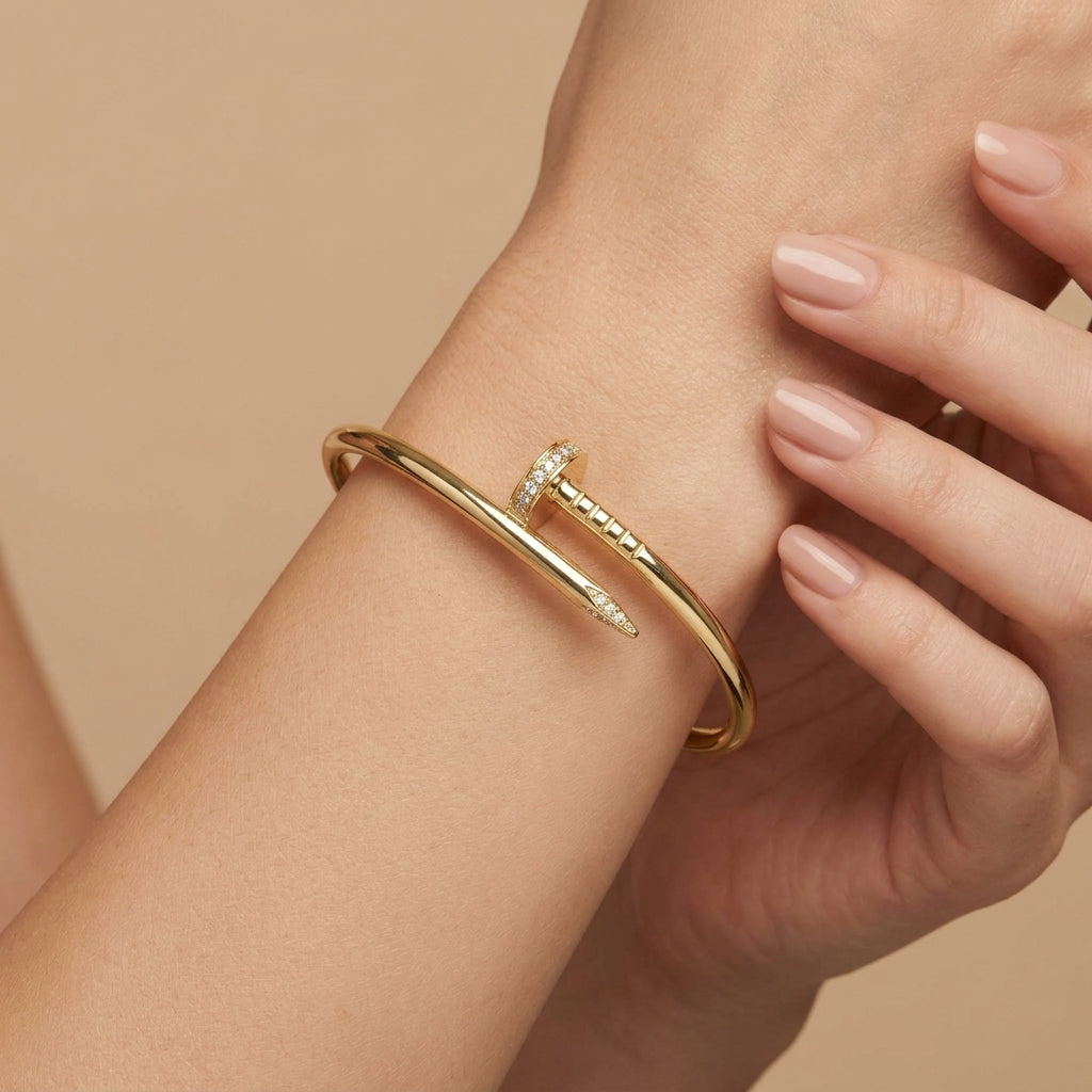 Bracelet jonc clou en or jaune 18k serti de pierres - bijou porté par une mannequin