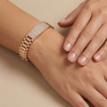 Bracelet manchette maillons en or rose 18k plaque pavée de pierres - bijou porté par une mannequin