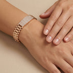Bracelet manchette maillons en or rose 18k plaque pavée de pierres - bijou porté par une mannequin