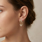 Boucles d'oreilles ovales en or jaune 18k pavées, pierre mobile - bijou porté par une mannequin