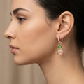 Boucles d'oreilles pendantes en or rose 18k gouttes serties, émail vert - bijou porté par une mannequin