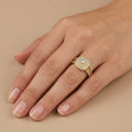 Bague en or jaune 18k chaton carré serti, anneau serti - bijou porté par une mannequin