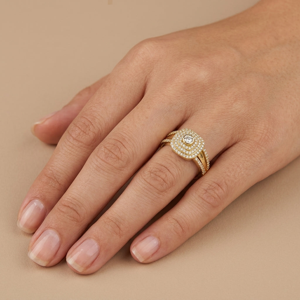 Bague en or jaune 18k chaton carré serti, anneau serti - bijou porté par une mannequin