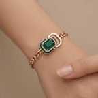 Bracelet maille cubaine en or rose 18k pierre verte rectangulaire émaillée - bijou porté par une mannequin