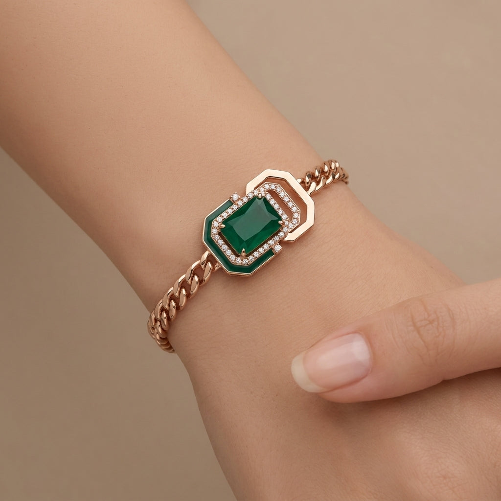 Bracelet maille cubaine en or rose 18k pierre verte rectangulaire émaillée - bijou porté par une mannequin