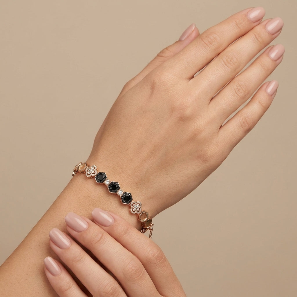 Bracelet jonc fin en or rose 18k serti de pierres, pierres noires - bijou porté par une mannequin