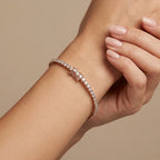 Bracelet jonc fin en or rose 18k serti de pierres - bijou porté par une mannequin