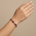 Bracelet jonc maillons en or rose 18k pierres violettes serties - bijou porté par une mannequin