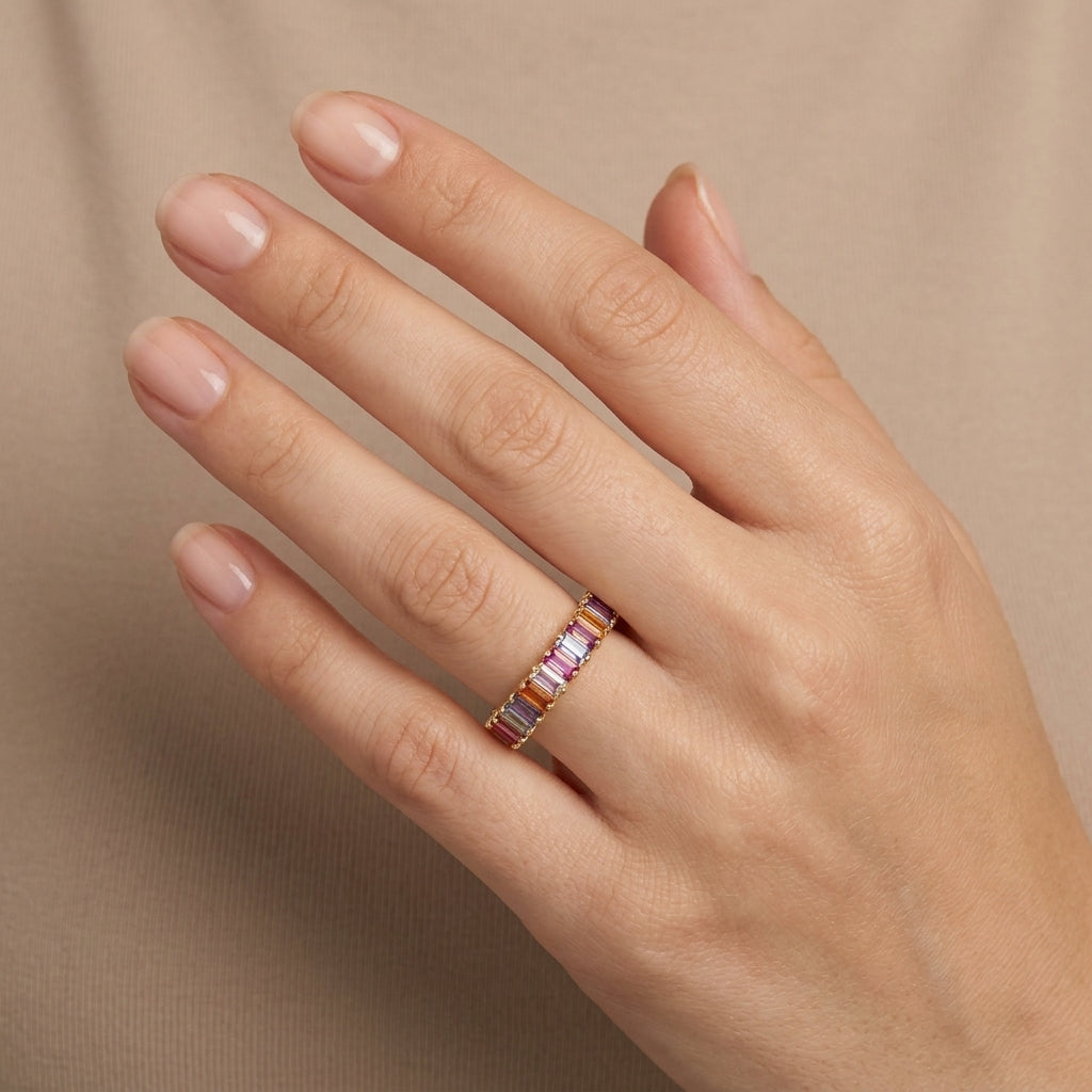 Bague anneau en or jaune 18k serti de pierres multicolores - bijou porté par une mannequin