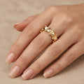 Bague anneau clouté en or rose 18k, motif clash - bijou porté par une mannequin