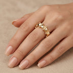 Bague anneau clouté en or rose 18k, motif clash - bijou porté par une mannequin