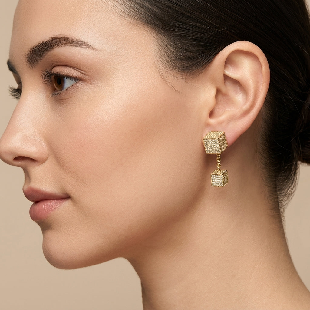 Boucles d'oreilles pendantes carrés pavés en or jaune 18k - bijou porté par une mannequin