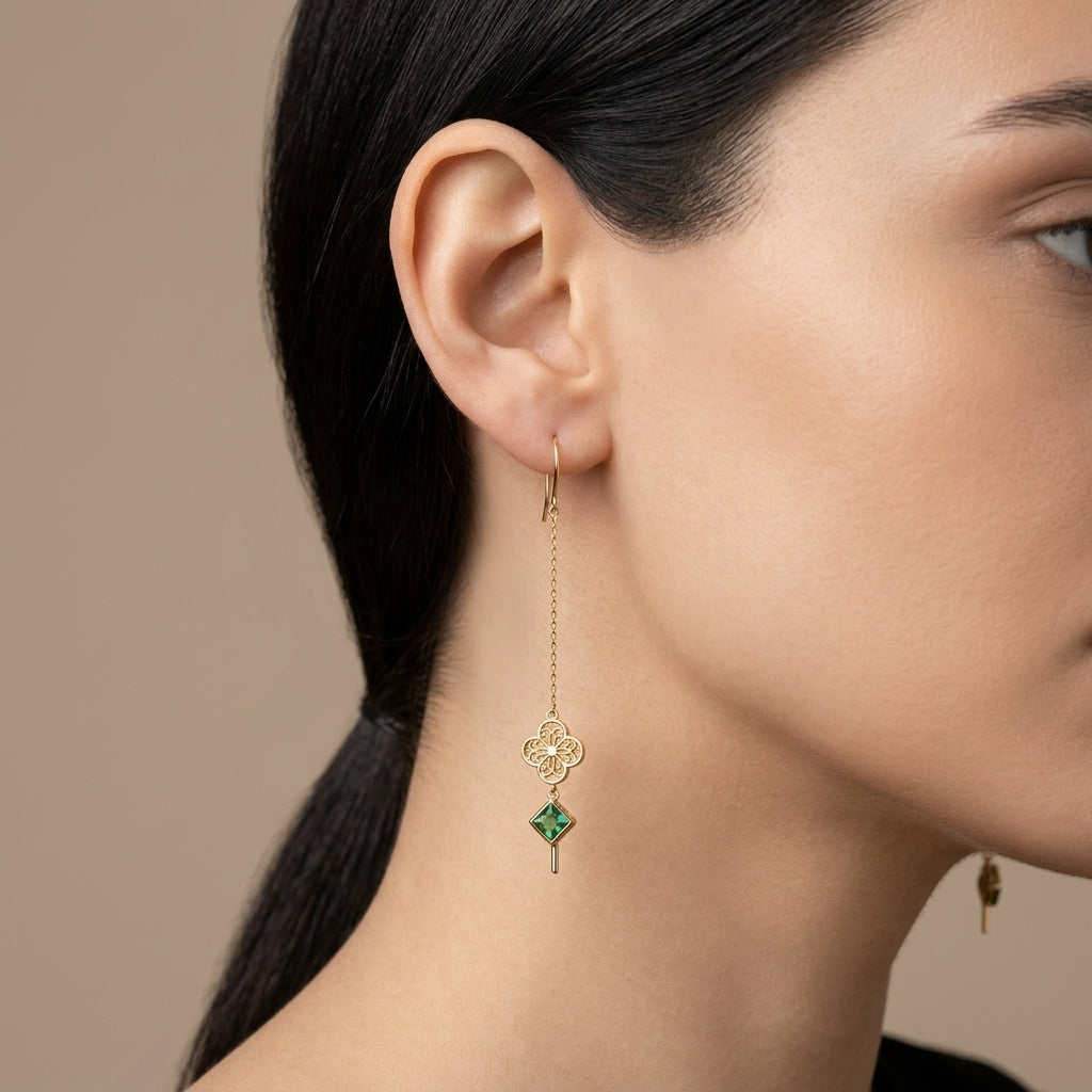 Boucles d'oreilles pendantes chaînettes en or jaune 18k cercles et pierres vertes - bijou porté par une mannequin
