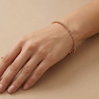 Demlij beldi ciselé en or rose 18k, jonc fin - bijou porté par une mannequin