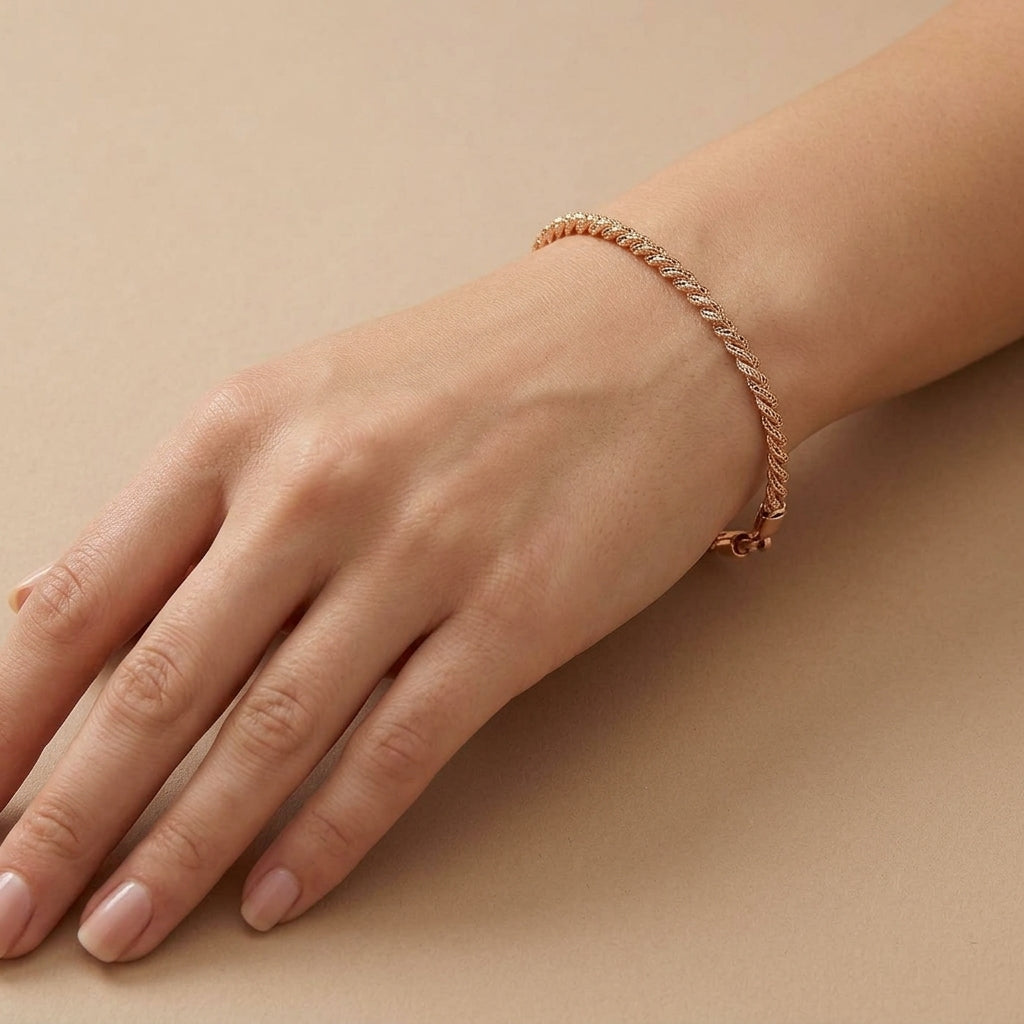 Demlij beldi ciselé en or rose 18k, jonc fin - bijou porté par une mannequin