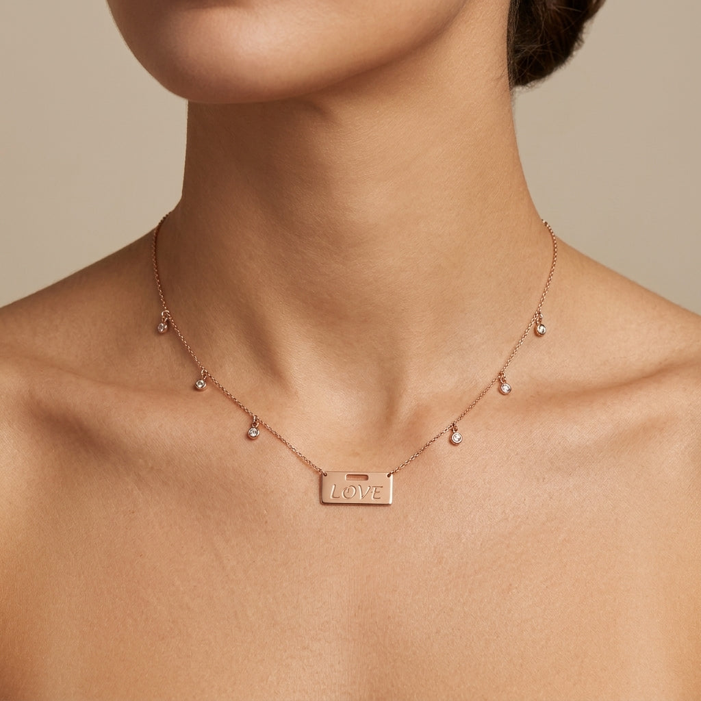 Collier en or rose 18k plaque « Love » et pampilles - bijou porté par une mannequin