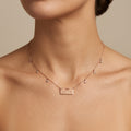 Collier en or rose 18k plaque « Love » et pampilles - bijou porté par une mannequin