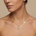 Collier en or jaune 18k médailles rondes et cercle serti - bijou porté par une mannequin