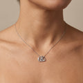 Collier en or blanc 18k pendentif fleur sertie - bijou porté par une mannequin