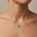 Collier en or blanc 18k pendentif fleur sertie - bijou porté par une mannequin