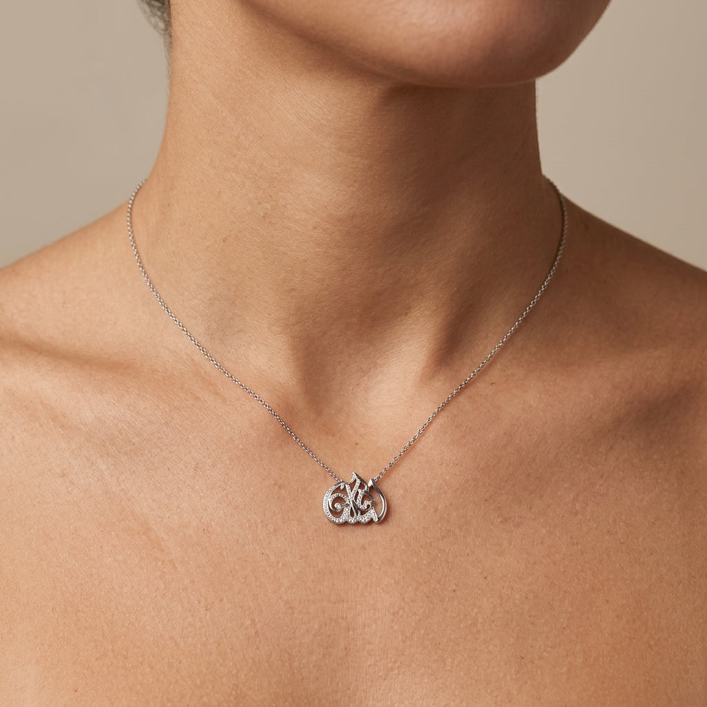 Collier en or blanc 18k pendentif fleur sertie - bijou porté par une mannequin