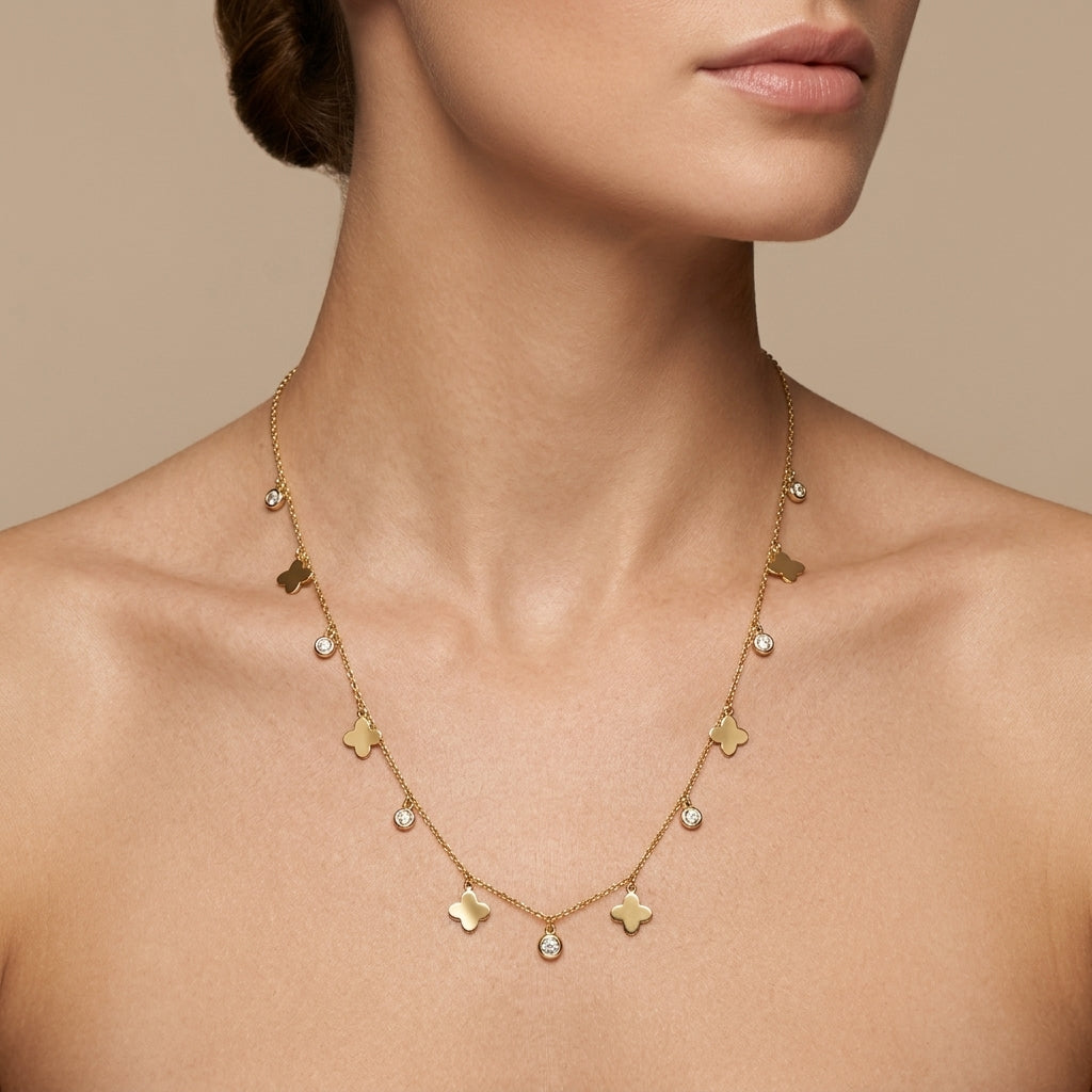 Sautoir en or jaune 18k pampilles étoiles et fleurs - bijou porté par une mannequin
