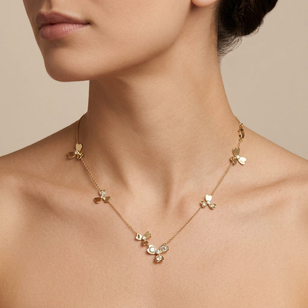 Collier en or rose 18k fleurs serties de pierres en station - bijou porté par une mannequin