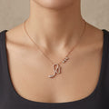 Collier en or rose 18k pendentif serpent serti de pierres - bijou porté par une mannequin