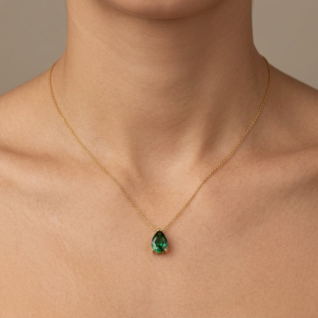 Collier en or rose 18k pendentif pierre verte ovale sertie - bijou porté par une mannequin