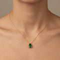 Collier en or rose 18k pendentif pierre verte ovale sertie - bijou porté par une mannequin