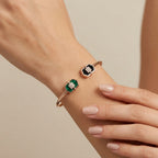 Bracelet jonc ouvert en or rose 18k pierres vertes et noires serties - bijou porté par une mannequin