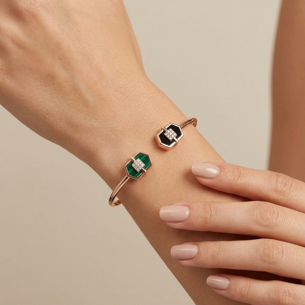 Bracelet jonc ouvert en or rose 18k pierres vertes et noires serties - bijou porté par une mannequin