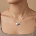 Collier en or rose 18k pendentif feuille pavée de pierres, or blanc - bijou porté par une mannequin
