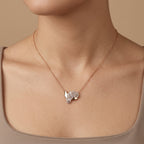 Collier en or rose 18k pendentif feuille pavée de pierres, or blanc - bijou porté par une mannequin