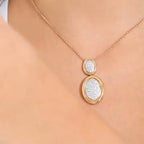 Collier Or Rose - Pendentif Double Ovale Serti de Pierres — présenté sur mannequin